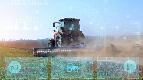 Moderne Landmaschinen, Mähdrescher und Traktoren, bei der Ernte eines Weizenfeldes.